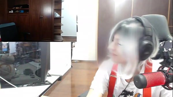 Egirls se beijando em livestream
