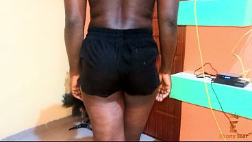 Une jeune femme africaine invite un Sugar Daddy dans sa chambre